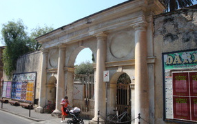 Старинная арка на курорте Диано Марино, Италия