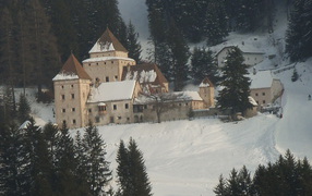 Старинный замок на курорте Ортизей, Италия