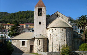 Древняя церковь на курорте Ноли, Италия