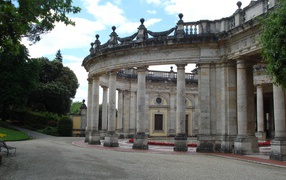 Старинные колонны на курорте в Монтекатини Терме, Италия