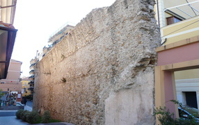 Старинная стена в Лоано, Италия