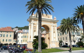 Арка на курорте Финале Лигуре, Италия