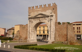 Арка Августа на курорте в Римини, Италия