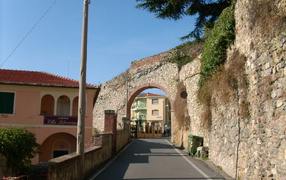 Арка на курорте Ноли, Италия