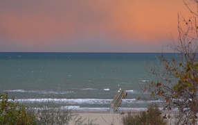 Осенний пляж на курорте в Римини, Италия