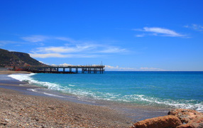 Голубая лагуна на курорте в Пьетра Лигуре, Италия