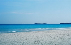 Голубое море у берега на курорте Вилласимиус, Италия