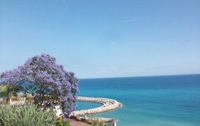 Голубое море у побережья на курорте Бордигера, Италия