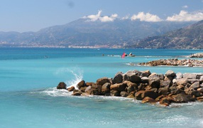 Голубые воды в заливе на курорте Бордигера, Италия