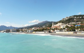 Голубые воды залива на курорте в Пьетра Лигуре, Италия