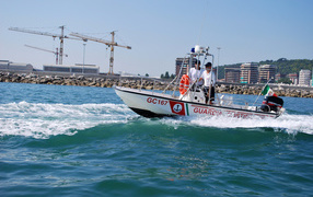 Лодка в заливе на курорте Пизавр, Италия