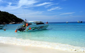 Лодка у берега на курорте в Римини, Италия