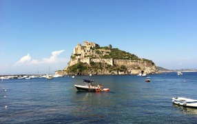 Лодка на фоне острова Искья, Италия