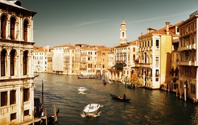 Прогулка на катере по каналам в Венеции, Италия