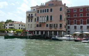 Лодки у пристани на острове Мурано, Италия