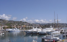 Лодки в заливе в Сан Ремо, Италия