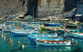 Лодки в бухте на курорте Рапалло, Италия