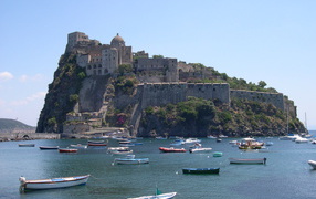 Лодки в бухте на острове Искья, Италия