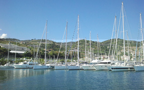 Лодки у причала в Санто Стефано аль Маре, Италия