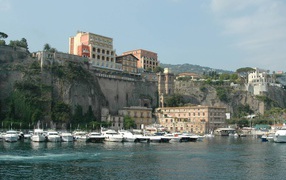 Лодки у причала на курорте Челле Лигуре, Италия