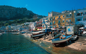 Лодки у причала на курорте Лидо ди Эзоло, Италия