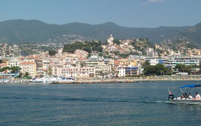 Лодки у причала на курорте Сан Бартоломео Аль Маре, Италия