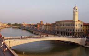Мост через канал в Пизе, Италия