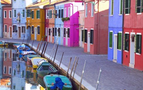 Яркие дома на берегу канала на острове Мурано, Италия