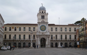 Здание с часами в Падуе, Италия