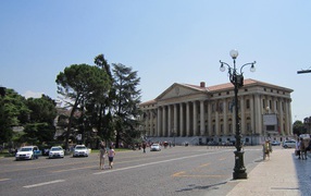 Здание с колоннами в Вероне, Италия