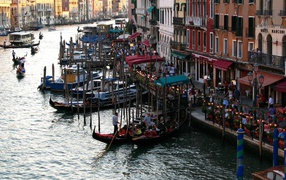 Оживленная улица в Венеции, Италия