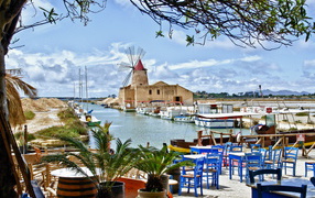 Кафе на берегу моря на острове Сицилия, Италия