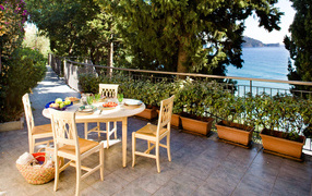 Кафе на набережной на курорте Алассио, Италия