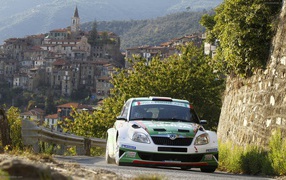 Автомобиль на фоне города в Сан Ремо, Италия