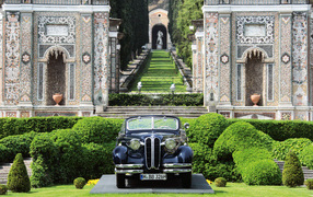 Автомобиль на фоне сада в Тиволи, Италия