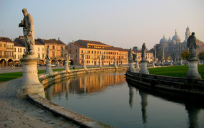 Канал в окружении статуй в Падуе, Италия