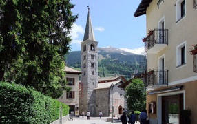 Колокольня церкви на курорте в Бормио, Италия