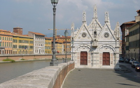 Церковь на берегу канала в Пизе, Италия