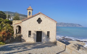 Церковь на набережной на курорте Бордигера, Италия