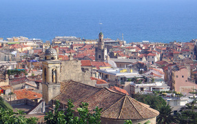 Город на фоне моря в Сан Ремо, Италия