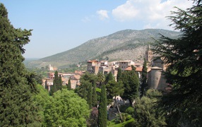 Город на фоне горы в Тиволи, Италия