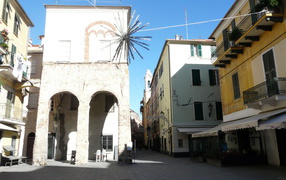 Городская улица в Лоано, Италия