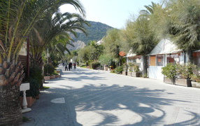 Городская улица на курорте Финале Лигуре, Италия