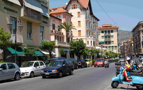 Городская улица на курорте Алассио, Италия