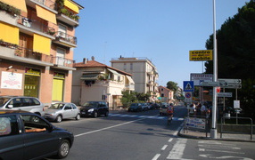 Городская улица на курорте Сан Бартоломео Аль Маре, Италия