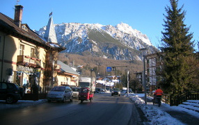 Городская улица на горнолыжном курорте Кортина д'Ампеццо, Италия