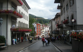 Городские улицы на курорте Ортизей, Италия