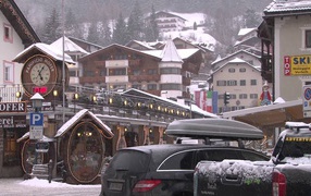 Городские улицы на горнолыжном курорте Валь Гардена, Италия