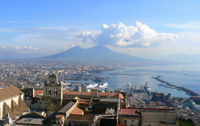 Облака над городом в Неаполе, Италия