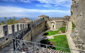 Внутренний дворик в крепости в Сан Марино, Италия